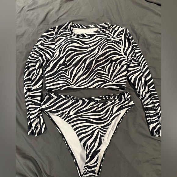 SHEIN Swim Curve Plus Size Zebra Stripe Cut-Out Bikini Set With Long Sleeve - Picture 3 of 3